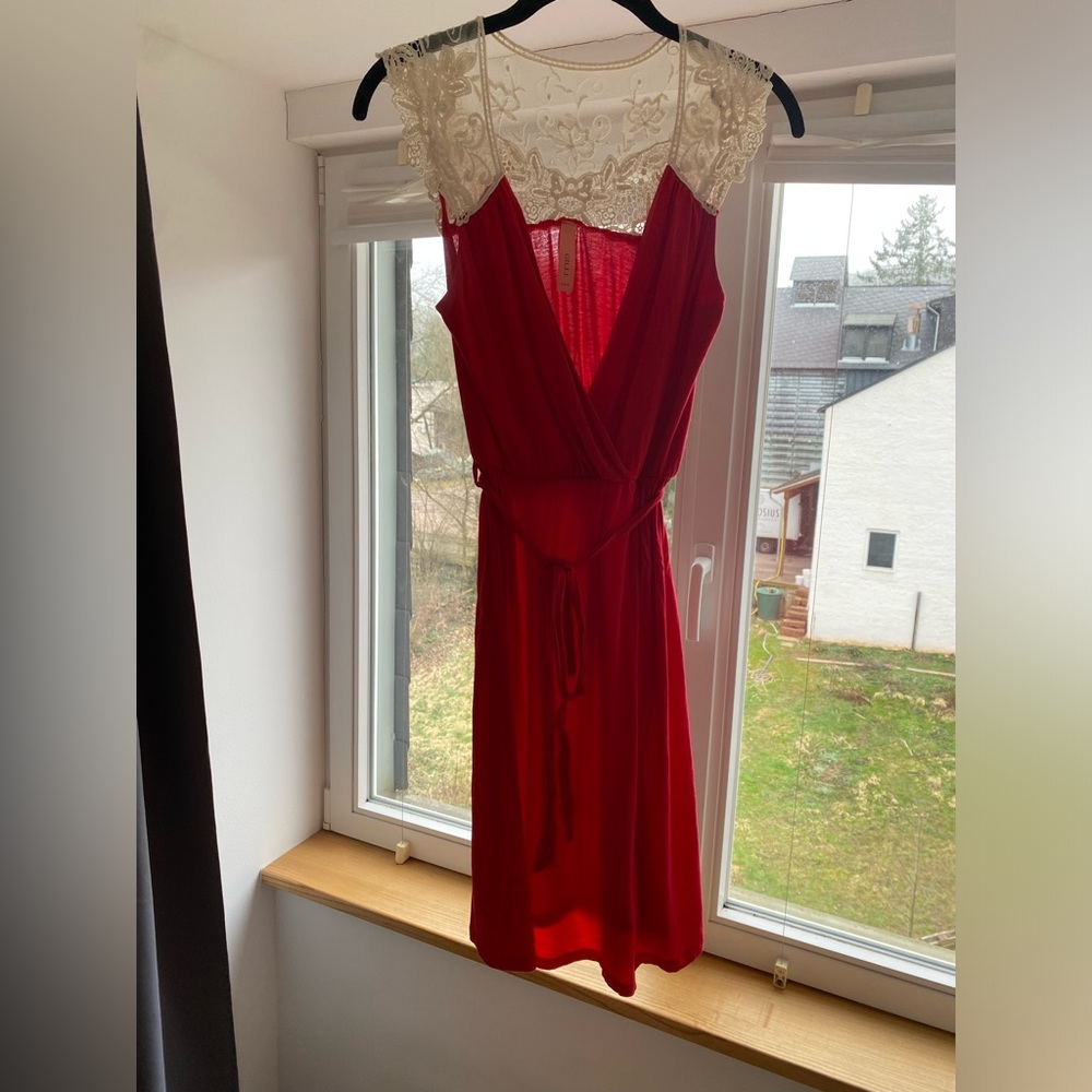 Gili USA red dress with lace shoulder and upper back details: Size S-L